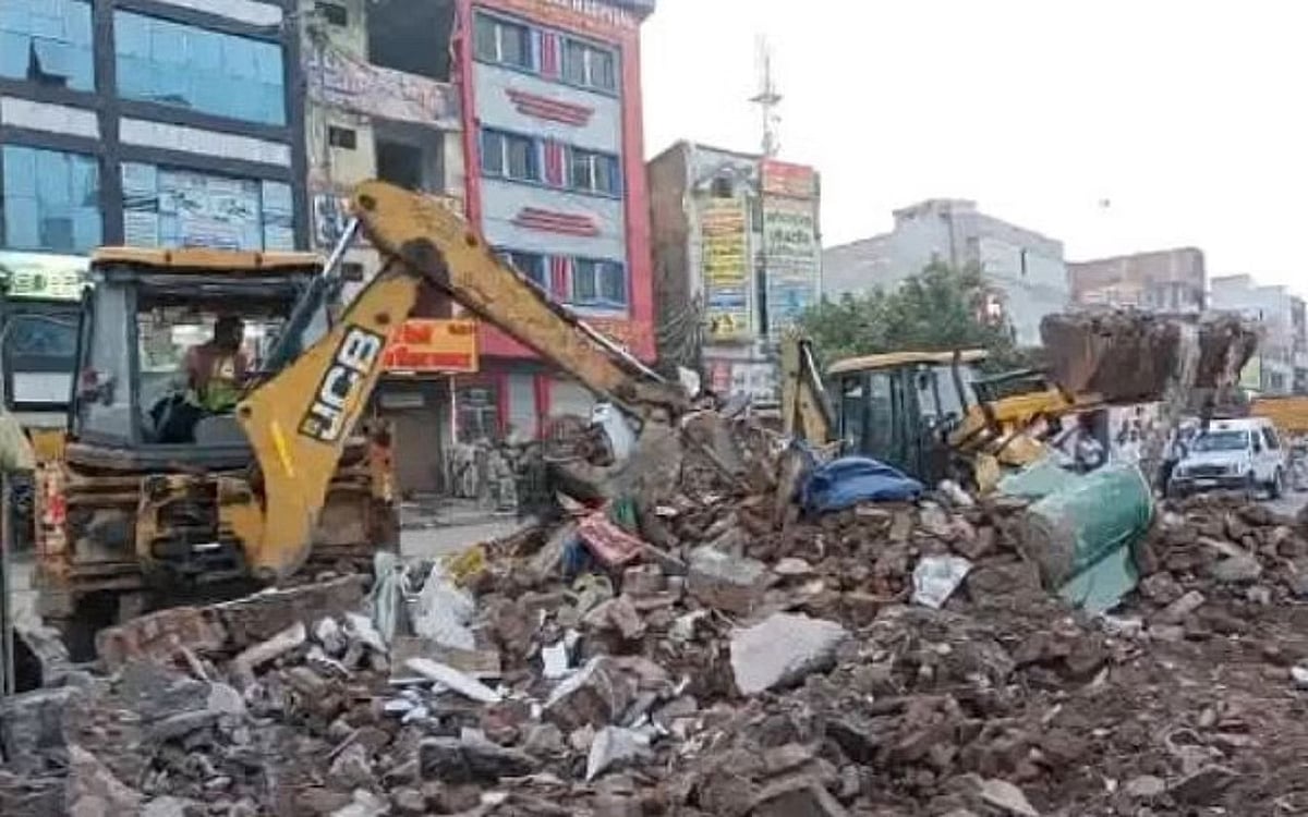 दिल्ली के भजनपुरा में कड़ी सुरक्षा के बीच दरगाह और मंदिर को हटाया गया, इलाके में बड़ी संख्या में पुलिस बल तैनात
