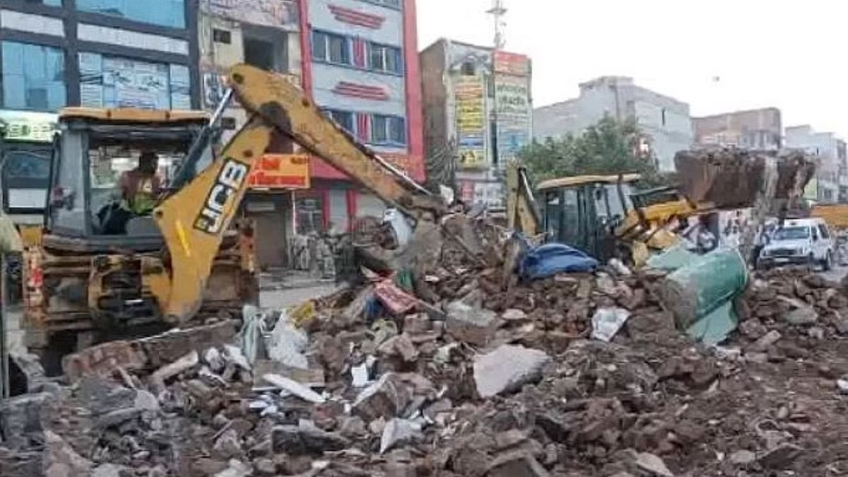 दिल्ली के भजनपुरा में कड़ी सुरक्षा के बीच दरगाह और मंदिर को हटाया गया।