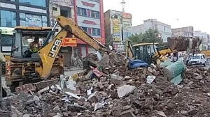 दिल्ली के भजनपुरा में कड़ी सुरक्षा के बीच दरगाह और मंदिर को हटाया गया, इलाके में बड़ी संख्या में पुलिस बल तैनात