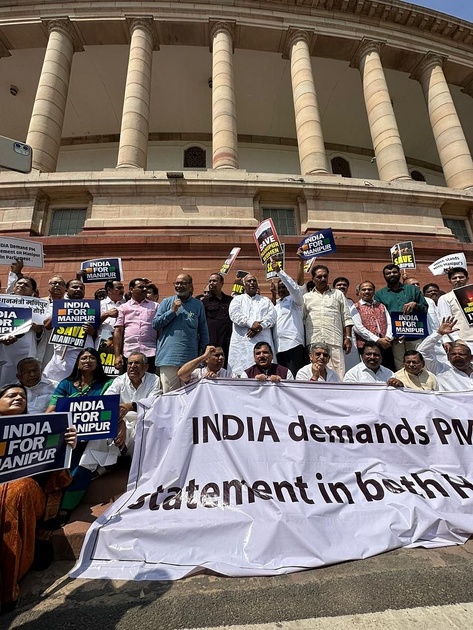 मणिपुर पर सदन में चर्चा और PM से विस्तृत बयान की मांग को लेकर INDIA गठबंधन का प्रोटेस्ट, देखें तस्वीरें
