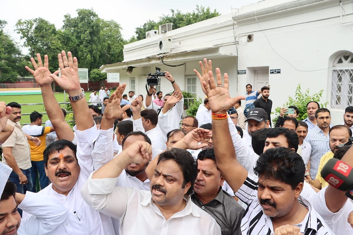 मोदी सरनेम केस: राहुल गांधी के खिलाफ आए कोर्ट के फैसले पर कांग्रेस कार्यकर्ताओं का प्रदर्शन, देखें तस्वीरें