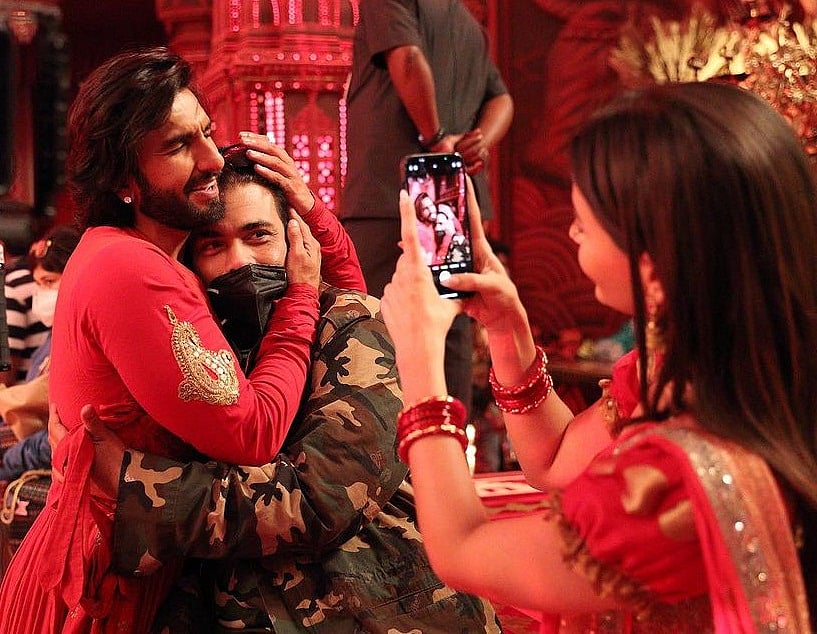 सिनेजीवन: लंबे समय बाद फिल्म 'ब्लाइंड' में नजर आएंगी सोनम कपूर और 'KGF' की याद दिलाता है प्रभास की फिल्म का ये टीजर