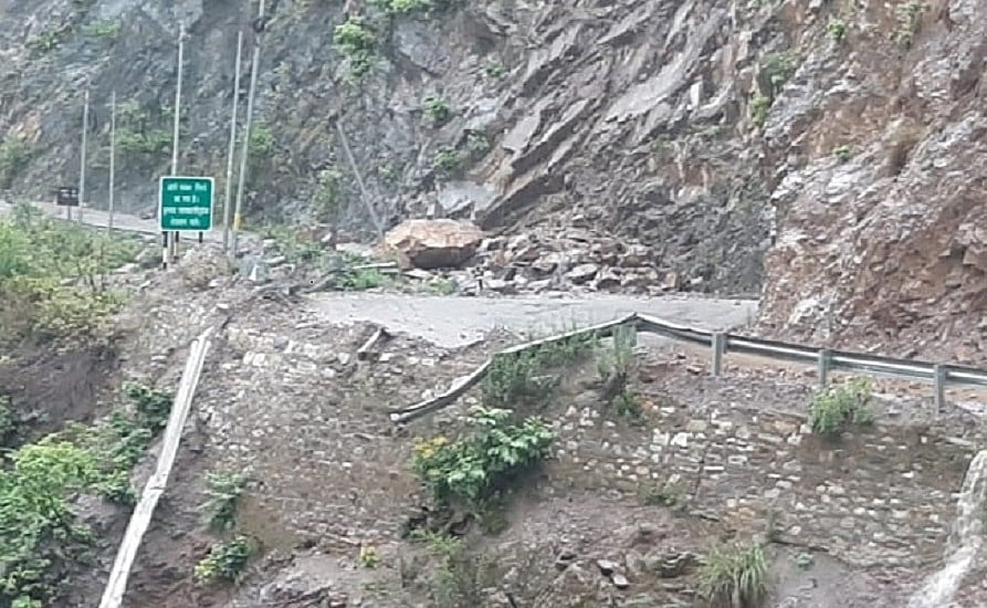 नैनीताल में भारी बारिश के चलते मार्ग पर गिरा मलबा