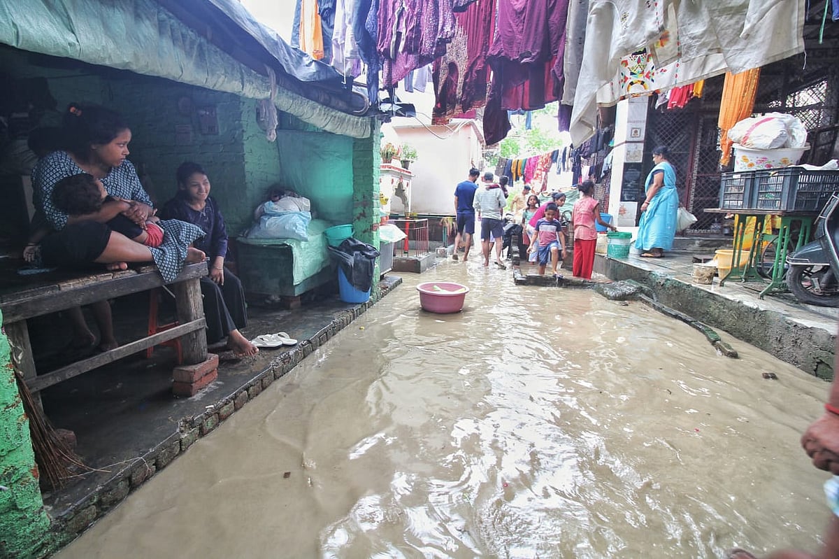 बारिश और बाढ़ से दिल्ली बेहाल, यमुना के आस-पास घरों में घुसा पानी, लोहे का पुल बंद किया गया  