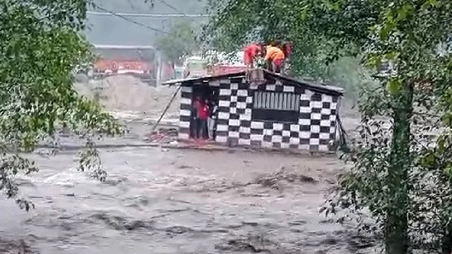 तीन मौसम प्रणालियों के एक सीध में चलने से हो रही है अत्यधिक भारी बारिश