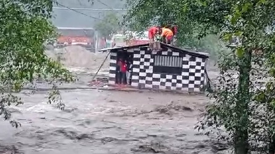 तीन मौसम प्रणालियों के एक सीध में चलने से हो रही है अत्यधिक भारी बारिश