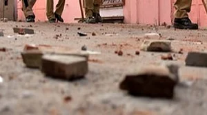 UP: मथुरा में दलितों के मोहल्ले में सवर्णों ने जबरन लगाए रंग, फिर दोनों तरफ से चले ईंट पत्थर