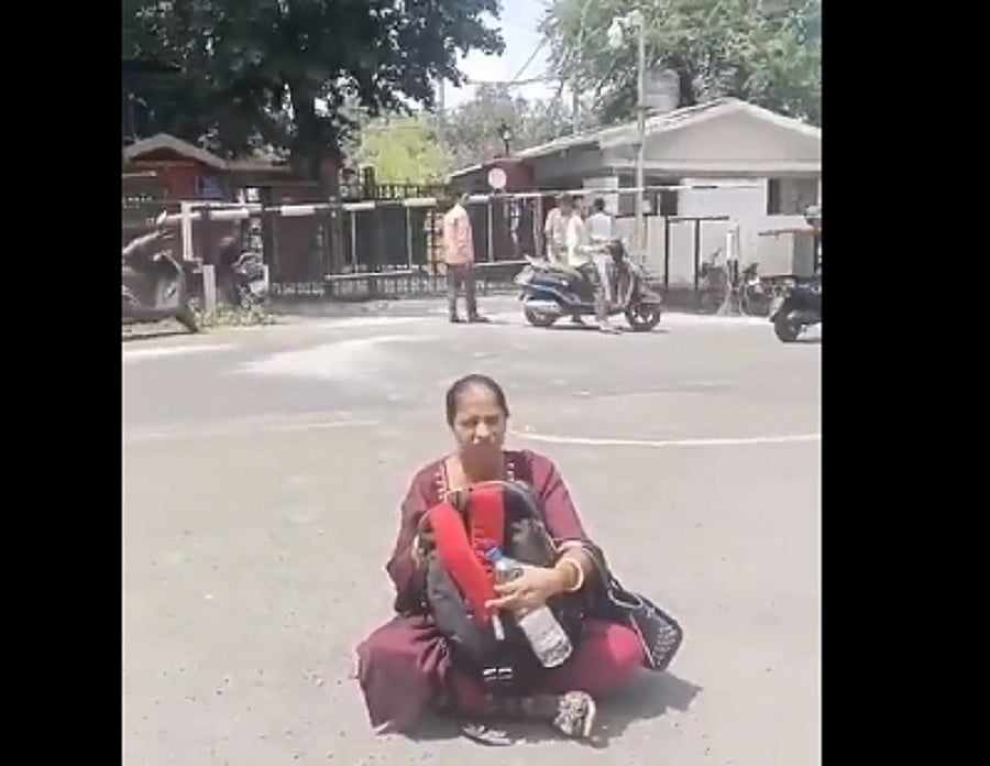 मध्य प्रदेशः 50 फीसदी कमीशन पर फिर घिरी BJP सरकार, पत्नी संग ठेकेदार ने सीएम आवास के पास दिया धरना