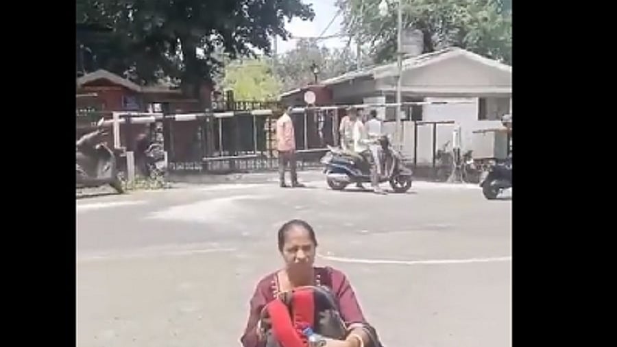 मध्य प्रदेश में 50 फीसदी कमीशन मांगने का आरोप लगाकर एक ठेकेदार ने पत्नी संग सीएम आवास के पास धरना दिया