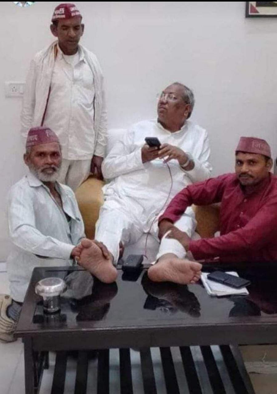UP: योगी के मंत्री का कार्यकर्ताओं से पैर में  मालिश करवाते फोटो वायरल, कांग्रेस बोली- इनकी आंख का सारा पानी सूख गया
