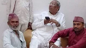 UP: योगी के मंत्री का कार्यकर्ताओं से पैर में मालिश करवाते फोटो वायरल, कांग्रेस बोली- इनकी आंख का सारा पानी सूख गया