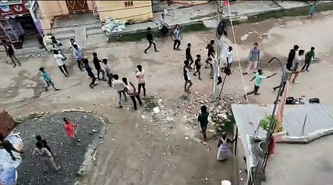 बिहार: बगहा में महावीरी जुलूस पर पथराव, दो पक्षों में हुई झड़प, पुलिस समेत कई लोग घायल