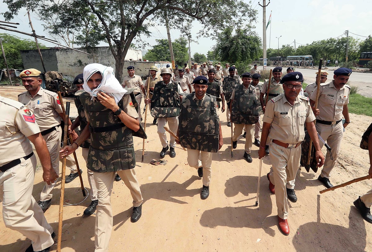 हिंसा की आग में नूंह: फिर यात्रा निकालने पर अड़ा VHP! संदिग्ध को पकड़ने गई पुलिस पर भी हमला, इलाके में तनाव