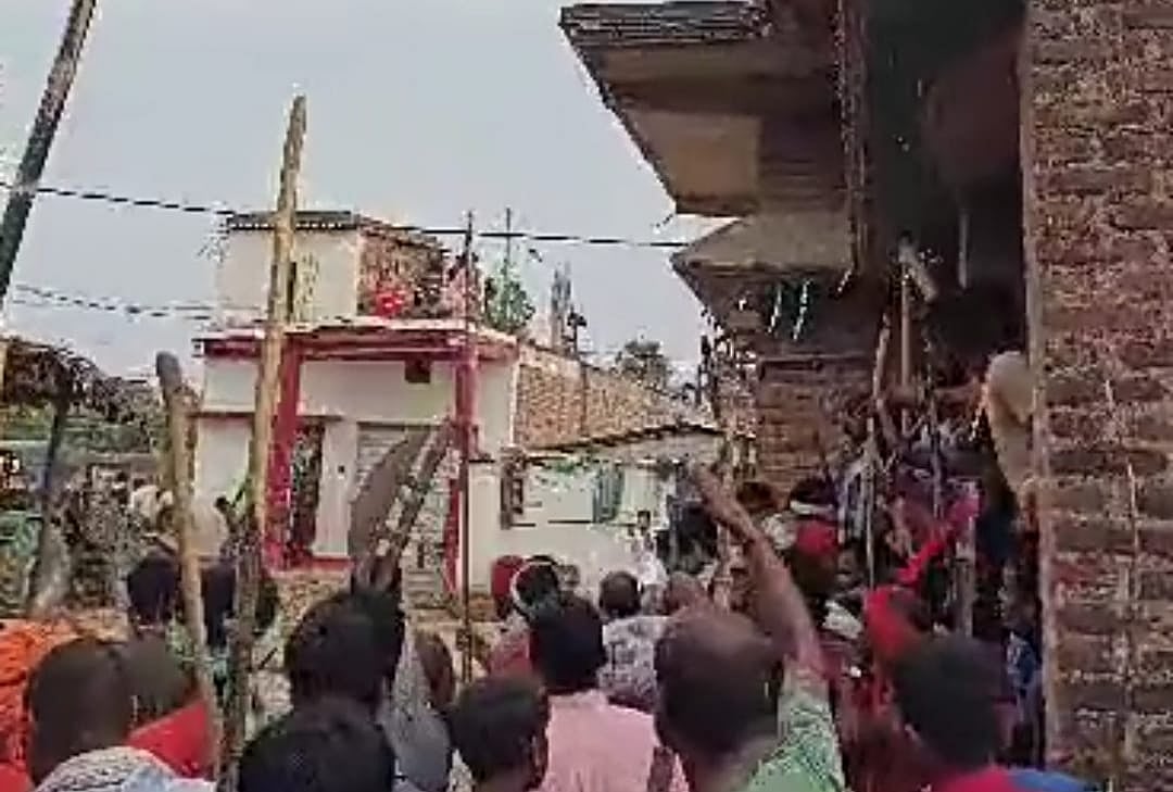 बिहार: बगहा में महावीरी जुलूस पर पथराव, दो पक्षों में हुई झड़प, पुलिस समेत कई लोग घायल