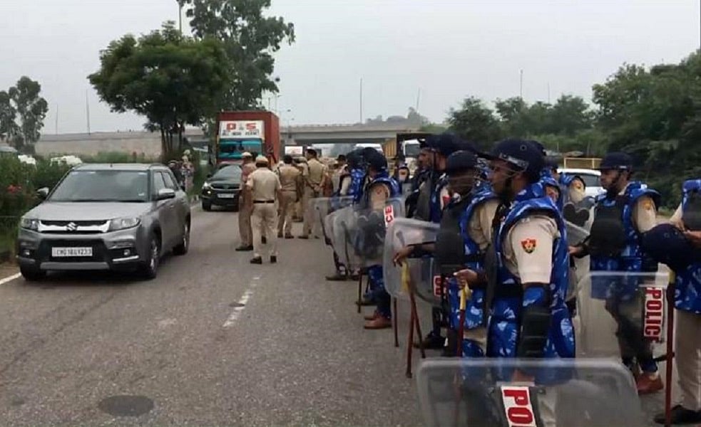 किसानों के खिलाफ दिखा पंजाब और हरियाणा सरकार का भाईचारा, दोनों की पुलिस ने चंडीगढ़ को बना दिया भारत-पाक बार्डर