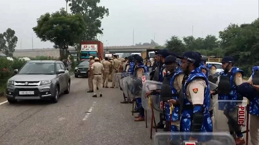 किसानों के खिलाफ दिखा पंजाब और हरियाणा सरकार का गजब का भाईचारा