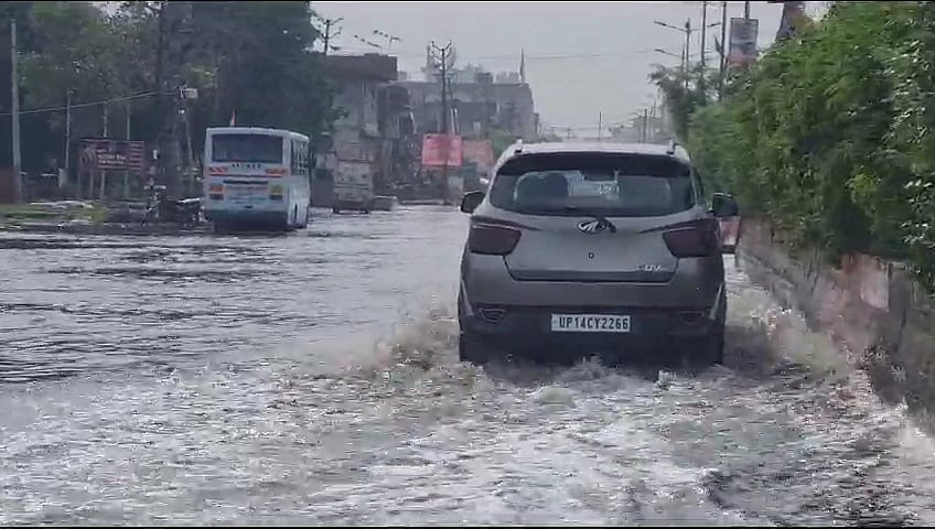 गाजियाबाद में दो घंटे की बारिश ने नगर निगम की खोली पोल, कई इलाके जलमग्न, तालाब में बदली सड़कें