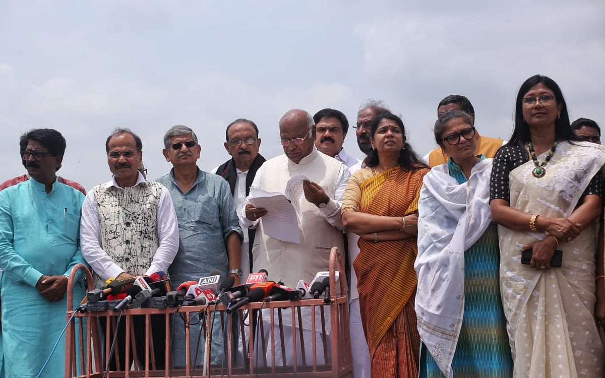 मणिपुर मुद्दे पर राष्ट्रपति से मिले 'INDIA' के सांसद, हालात पर हस्तक्षेप की मांग