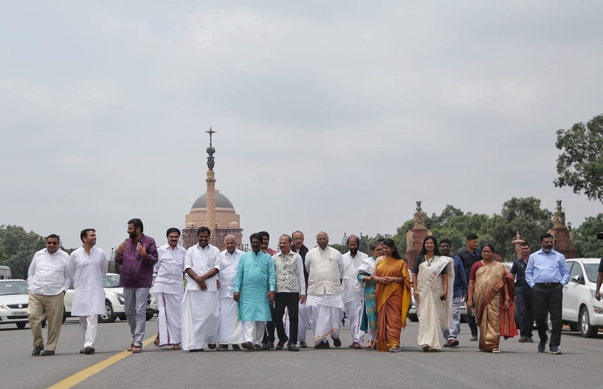 मणिपुर मुद्दे पर राष्ट्रपति से मिले 'INDIA' के सांसद, हालात पर हस्तक्षेप की मांग
