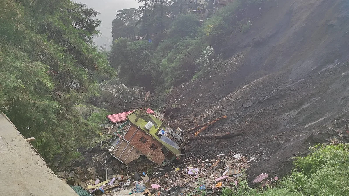 सोशल मीडिया पर हिमाचल में हुई तबाही की ऐसी सैकड़ों तस्वीरें और वीडियो शेयर किए गए हैं