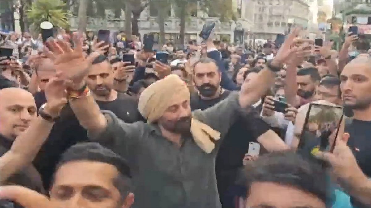 लंदन की सड़कों पर डांस करते सनी देओल।