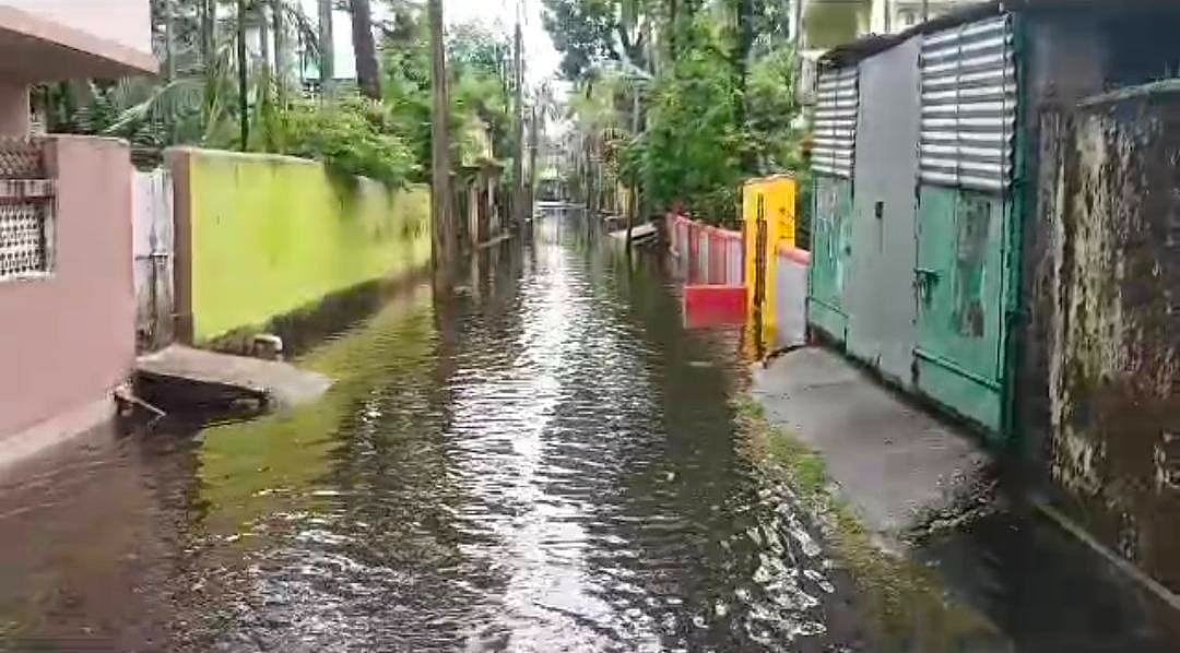 बंगाल के जलपाईगुड़ी में भारी बारिश के बाद बाढ़ जैसे हालात, शहर में घुसने लगा नदी का पानी, लोग हुए बेहाल