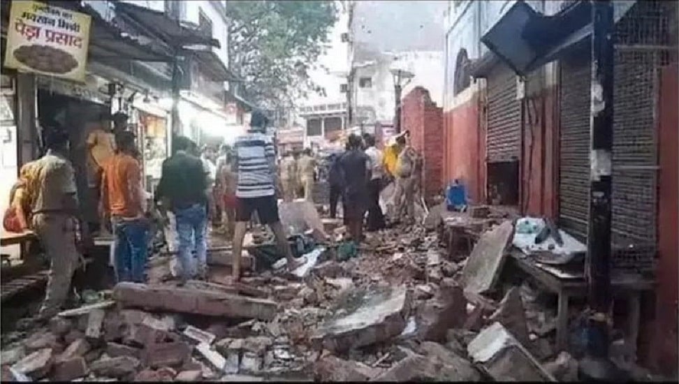 वृंदावन में बांके बिहारी मंदिर के पास घर की छत ढहने से 5 लोगों की मौत, 4 लोग घायल, अस्पताल में भर्ती