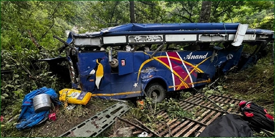 उत्तरकाशी के गंगोत्री हाइवे के पास गुजरात के 33 यात्रियों से भरी बस खाई में गिरी, 8 की मौत 27 घायल