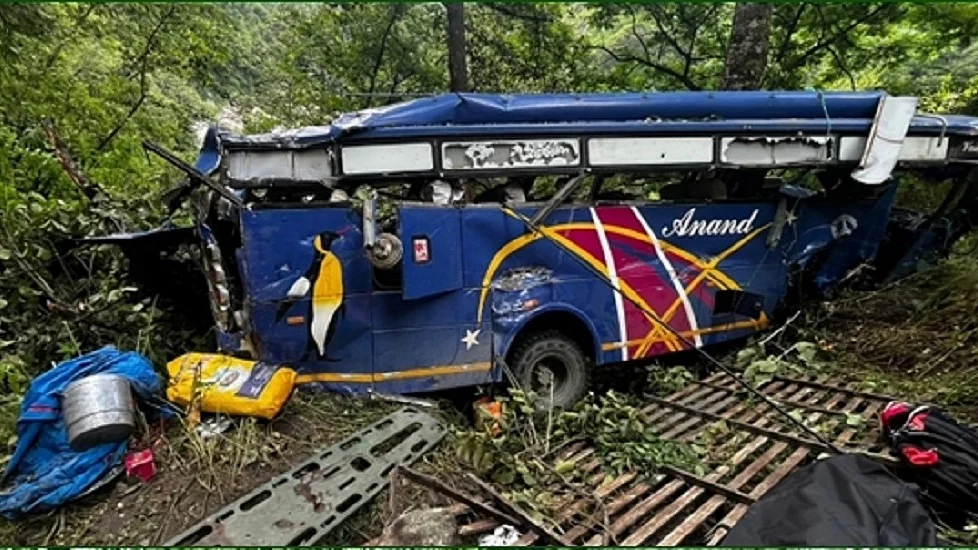 उत्तरकाशी के गंगोत्री हाइवे के पास बस खाई में गिरी, 8 की मौत 27 घायल