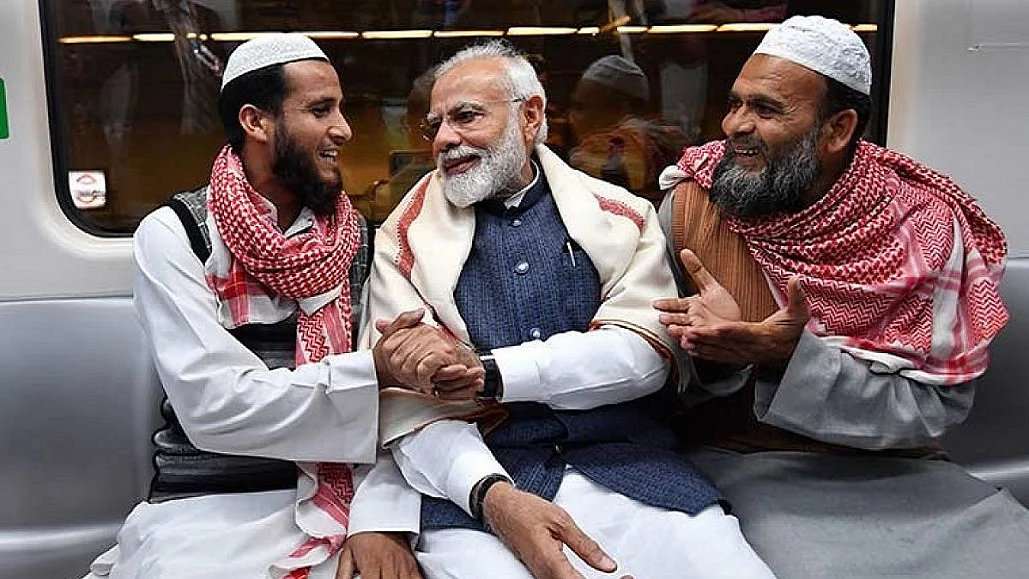 एक ट्रेन में मुसलमान यात्रियों के साथ बातचीत करते पीएम मोदी