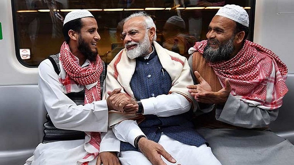 एक ट्रेन में मुसलमान यात्रियों के साथ बातचीत करते पीएम मोदी