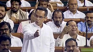 मणिपुर में थाने लुट रहे हैं, लोग शरणार्थी कैम्पों में रह रहे हैं, यह कैसा सहयोग- अमित शाह के बयान पर बरसे गौरव गोगोई