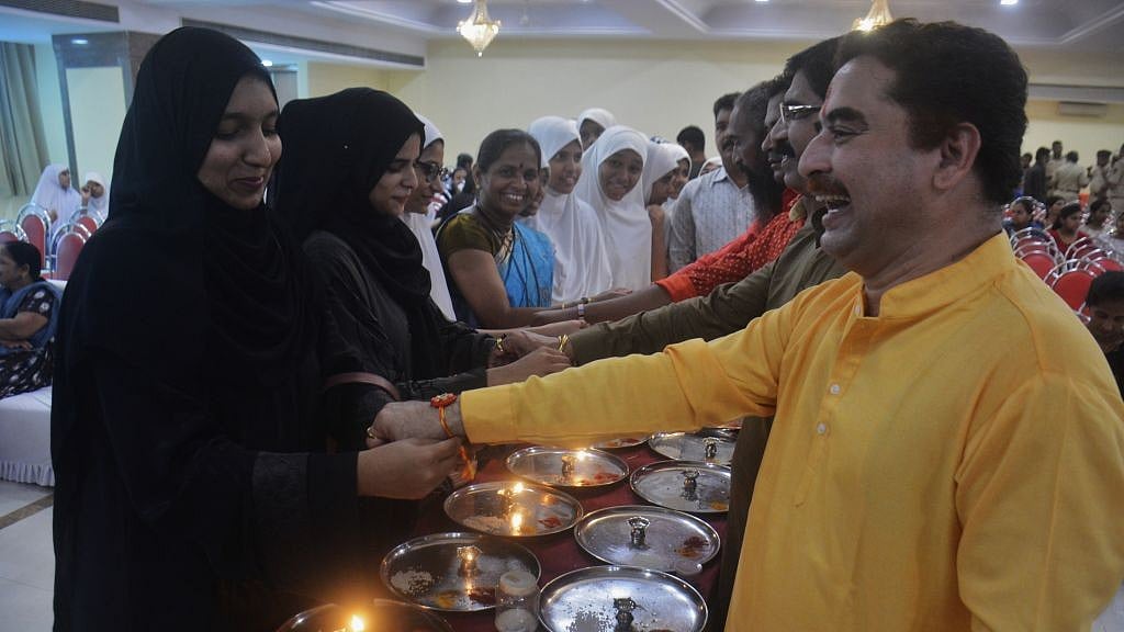 रक्षा बंधन के मौके पर हिंदू भाइयों को राखी बांधती मुस्लिम और अन्य धर्म की महिलाएं (फोटो पिछले साल की है। सौजन्य - Getty Images)