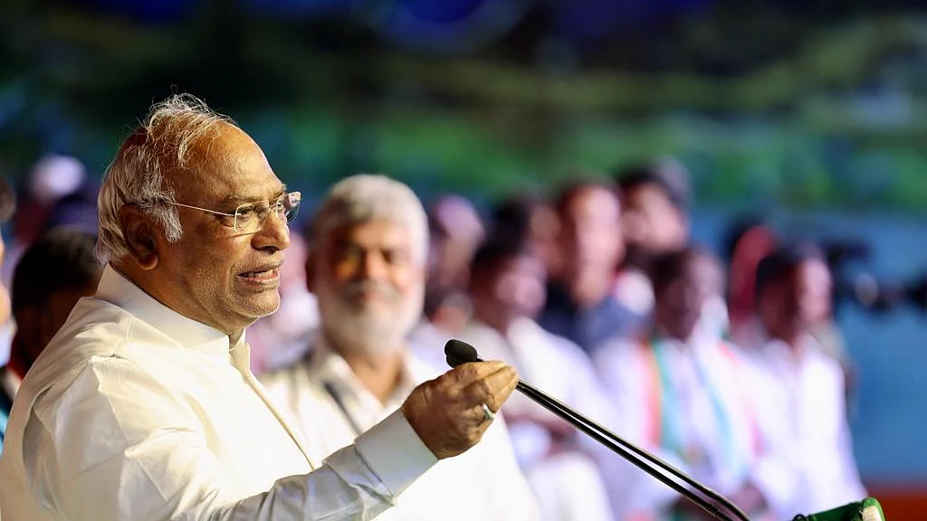 खड़गे ने कहा, ''सरकार को उखाड़ फेंकने के ल‍िए आप लोग यहां जुटे हैं।"