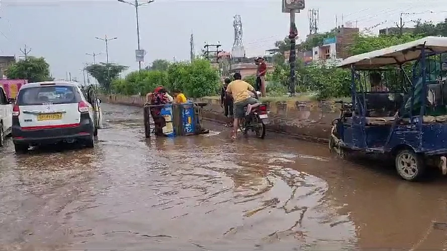गाजियाबाद में दो घंटे की बारिश ने नगर निगम की खोली पोल