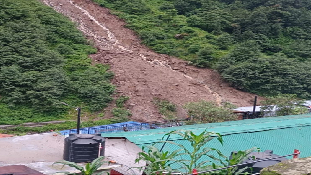 उत्तराखंड के गौरीकुंड में भूस्खलन से दो बच्चों की मौत।