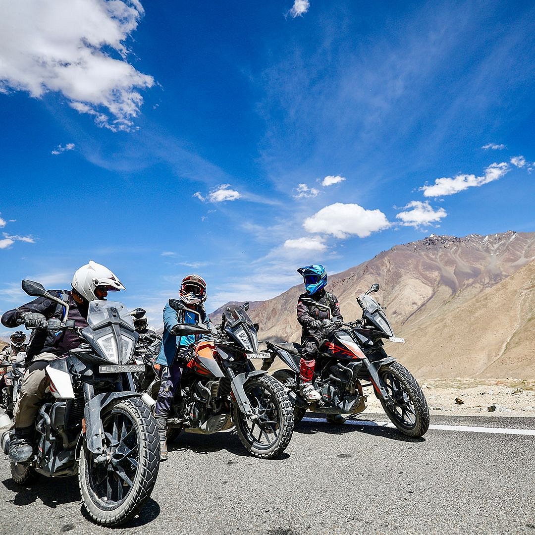 वीडियो: राहुल गांधी के लेह बजार में पहुंचते ही उमड़ी भीड़, दुकानदारों और लोगों से की मुलाकात