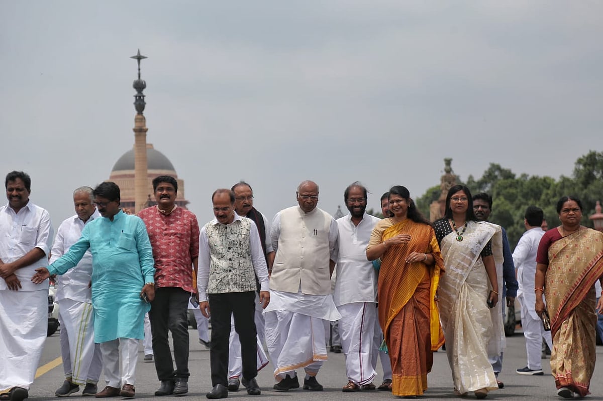 मणिपुर मुद्दे पर राष्ट्रपति से मिले 'INDIA' के सांसद, हालात पर हस्तक्षेप की मांग