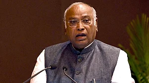 खड़गे का पीएम मोदी पर बड़ा हमला, कहा- बैंकों को बनाया जन-धन की लूट का साधन