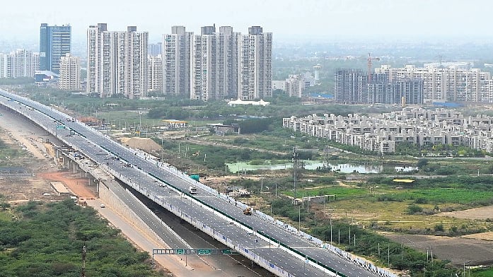 दिल्ली का द्वारका एक्सप्रेसवे जिसके निर्माण को लेकर कैग ने सवाल उठाए हैं (फोटो - विपिन)