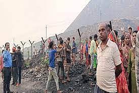 झारखंड: धनबाद में खौफनाक घटना, तेज आवाज के साथ धरती फटी और गहरी दरार में समा गए कई लोग, इलाके में दहशत
