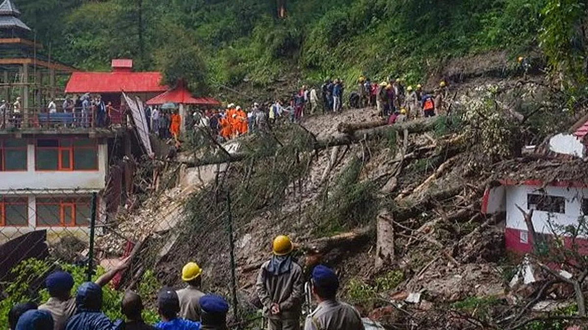 हिमाचल में बारिश-भूस्खलन से चारों तरफ तबाही का मंजर।