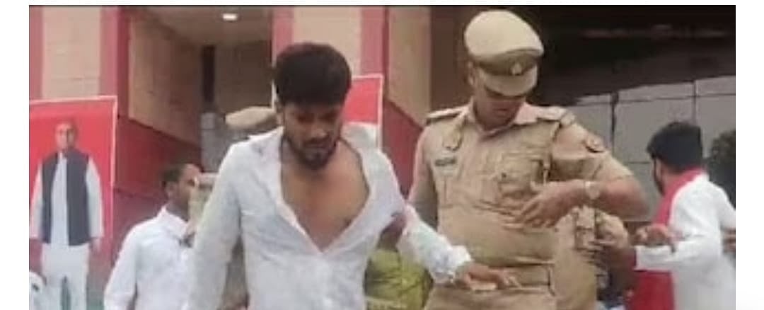 स्वामी प्रसाद मौर्य पर लखनऊ में युवक ने फेंका जूता, सपा के ओबीसी महासम्मेलन के दौरान हुई घटना 