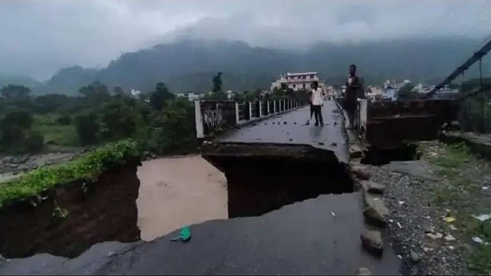 उत्तराखंड में भारी बारिश से कोटद्वार के गाड़ीघाट झुला बस्ती का पुल ध्वस्त