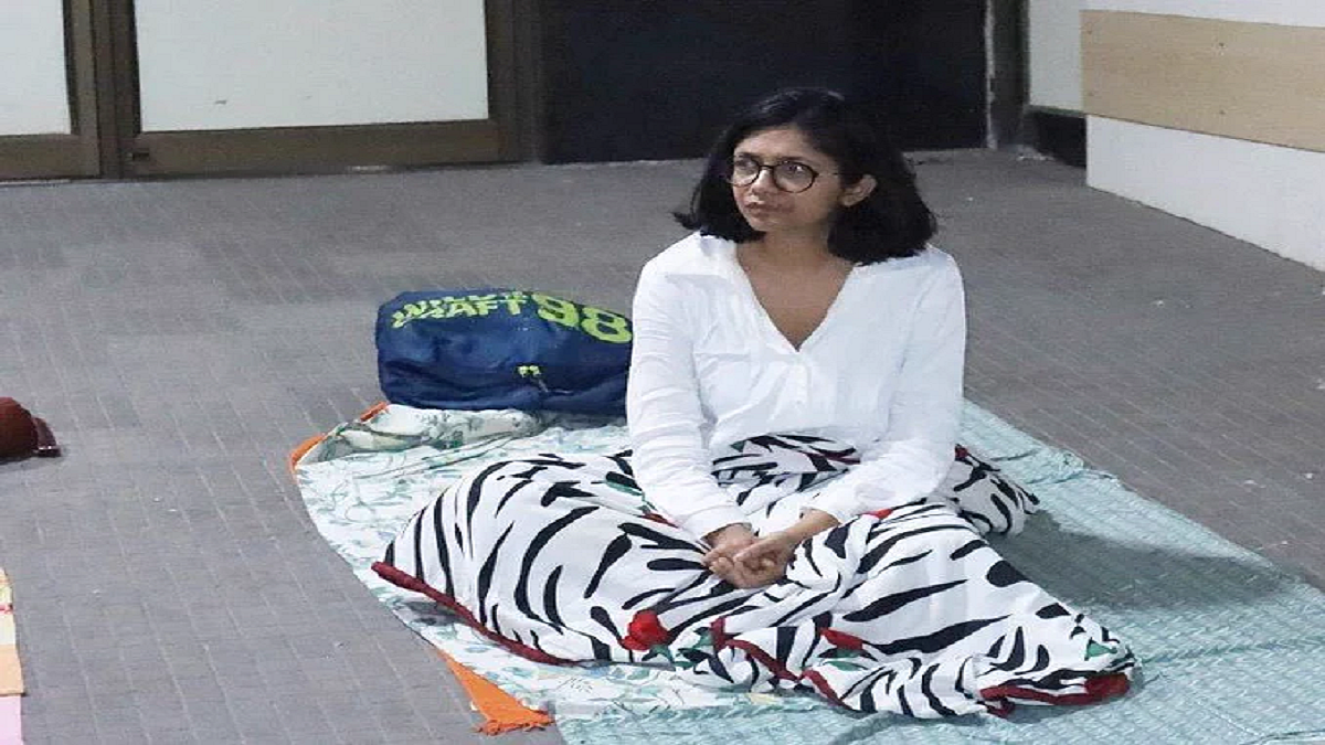 दिल्ली में अस्पताल के बाहर DCW अध्यक्ष का धरना जारी।