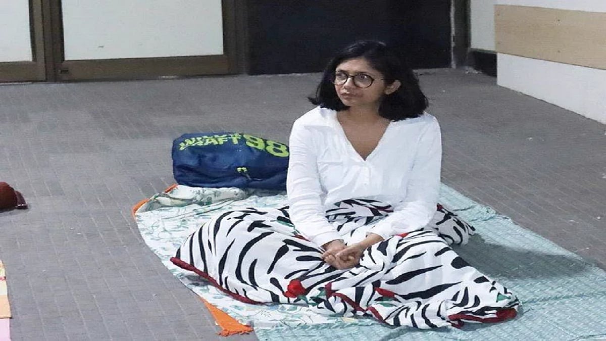 दिल्ली में अस्पताल के बाहर DCW अध्यक्ष का धरना जारी।