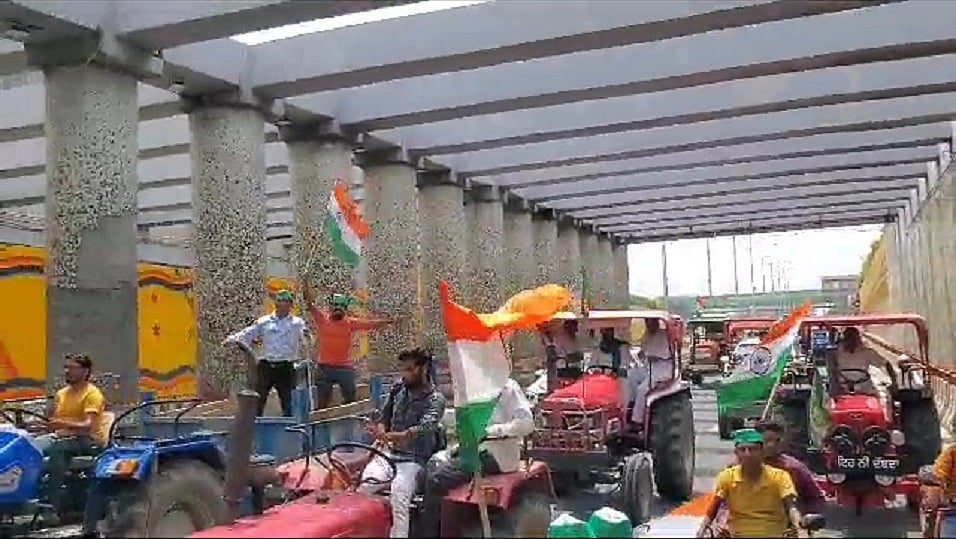 नोएडा में बड़ी संख्या में किसानों ने निकाला ट्रैक्टर तिरंगा मार्च, सिटी मजिस्ट्रेट को सौंपा मांगों का ज्ञापन