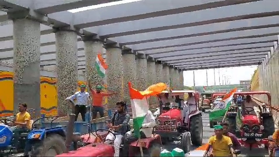 नोएडा में बड़ी संख्या में किसानों ने निकाला ट्रैक्टर तिरंगा मार्च