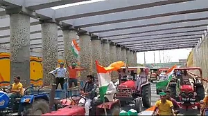 नोएडा में बड़ी संख्या में किसानों ने निकाला ट्रैक्टर तिरंगा मार्च, सिटी मजिस्ट्रेट को सौंपा मांगों का ज्ञापन