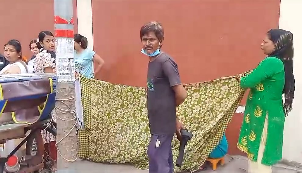 लखनऊ में राजभवन के बाहर साढ़े चार माह की गर्भवती ने बच्चे को दिया जन्म, नवजात की हुई मौत